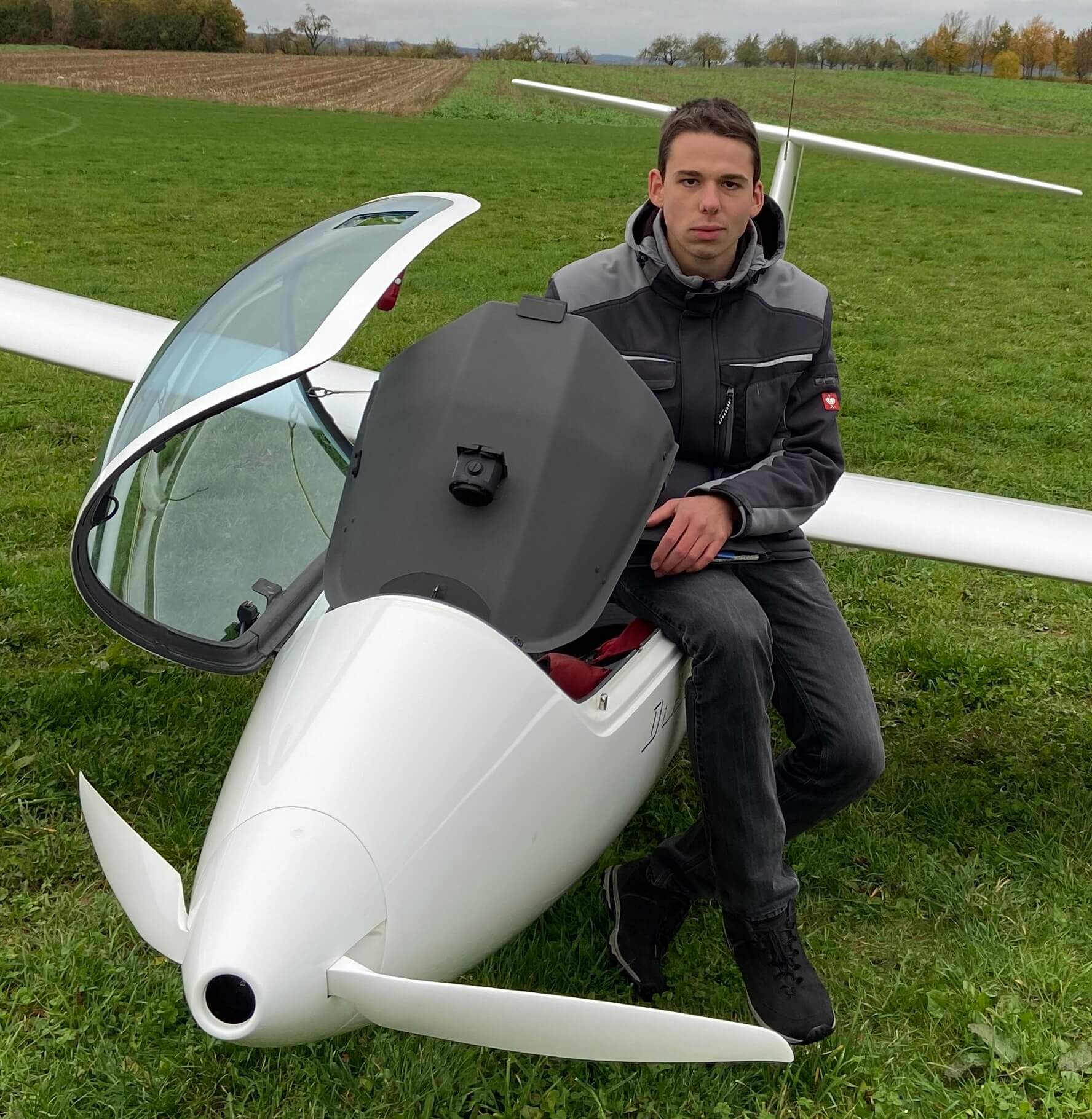 Bild von Moritz neben einem Segelflugzeug