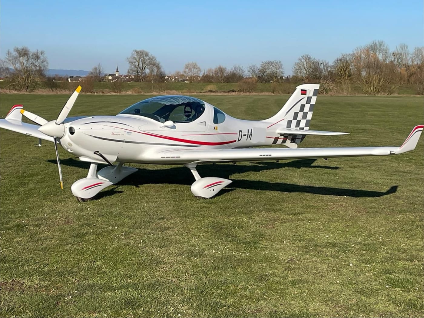 Unsere WT9 geparkt auf einer Wiese