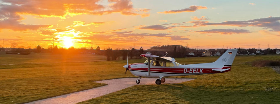 Unser D-LK auf dem Helipad mit untergehender Sonne im Hintergrund — danke Thiese!